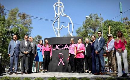 Develan escultura en honor a víctimas del cáncer de mama en Coyoacán
