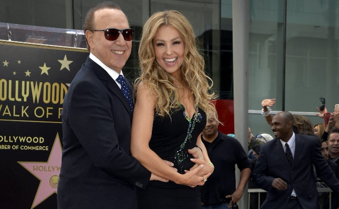 La cantante y actriz mexicana Thalía posa con su esposo, el estadounidense y el empresario de la industria de la musical Tommy Mottola, junto a su estrella en el Paseo de la Fama de Hollywood.Foto: EFE/PAUL BUCK, Archivo El Universal. 