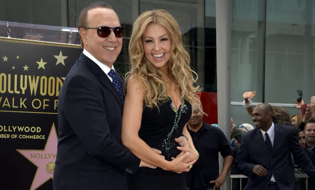 La cantante y actriz mexicana Thalía posa con su esposo, el estadounidense y el empresario de la industria de la musical Tommy Mottola, junto a su estrella en el Paseo de la Fama de Hollywood.Foto: EFE/PAUL BUCK, Archivo El Universal.