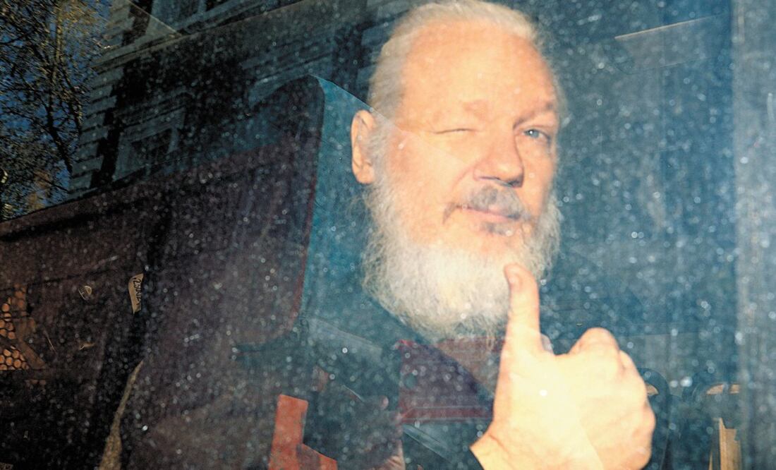 Hacker. Julian Assange, fundador de WikiLeaks, al llegar a la Corte de Westminster, después de ser arrestado, en Londres, el 11 de abril / HANNAH MCKAY. REUTERS