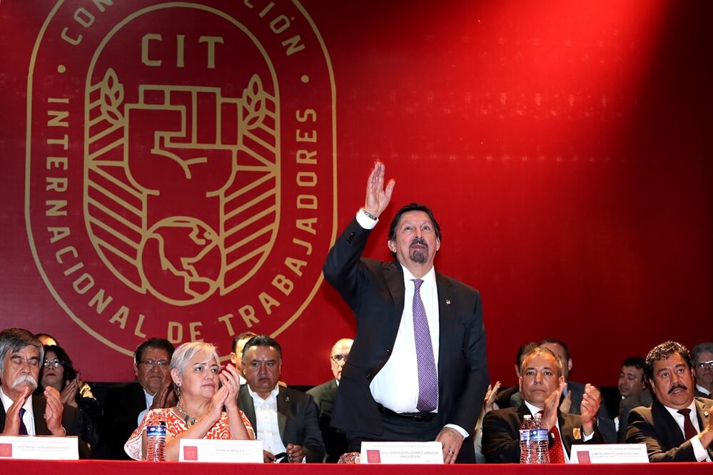 Napoleón Gómez Urrutia (centro) dijo que la Confederación Internacional de Trabajadores busca unir al movimiento obrero, golpeado por el neoliberalismo. BERENICE FREGOSO. EL UNIVERSAL