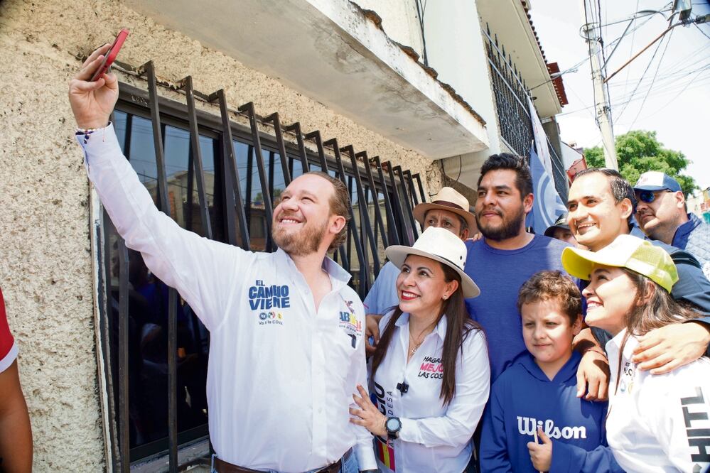 Taboada se reunió con vecinos de la alcaldía Venustiano Carranza y visitó varias casas de la colonia El Arenal IV Sección, donde escuchó las demandas de seguridad y abasto de agua. Foto: Yaretzi M. Osnaya. EL UNIVERSAL