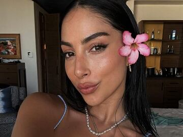 María Chacón luce vestido rojo que no puede faltar en el clóset