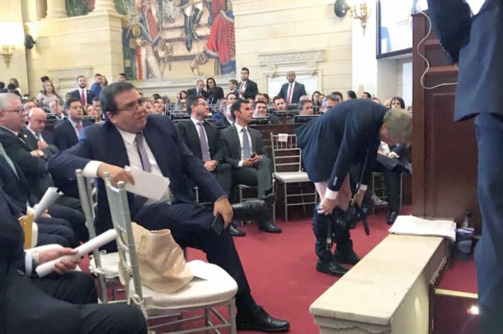 El senador Antanas Mockus, el segundo más votado en las legislativas, mostró el trasero ayer en un presunto acto de protesta en la instalación del Congreso. Foto: TOMADA DEL TWITTER DE EL TIEMPO