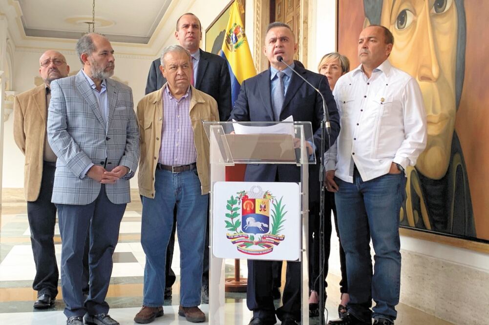 El fiscal general venezolano, Tarek William Saab, al anunciar ayer en conferencia en Caracas la excarcelación de 24 opositores. Foto: Johnny Carvajal. REUTERS
