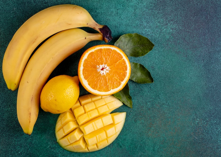El mango y la piña aportan nutrientes que favorecen la regeneración del colágeno. Foto: Freepik