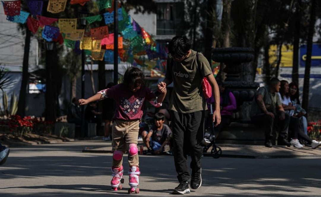 Niños y niñas disfrutan de sus regalos de Día de Reyes en la Macroplaza de Iztapalapa.
Foto: Gabriel Pano