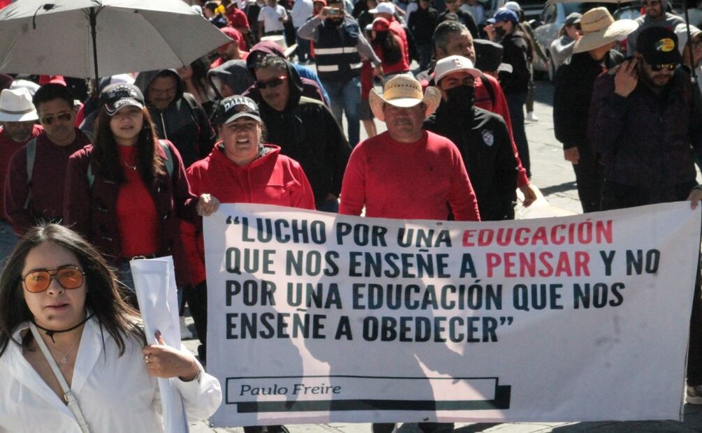 Miles de maestros, acompañados de madres buscadoras y otras organizaciones sindicales y civiles, marcharon ayer por las principales calles de Zacatecas. Foto: Esther Consuegra / El Universal