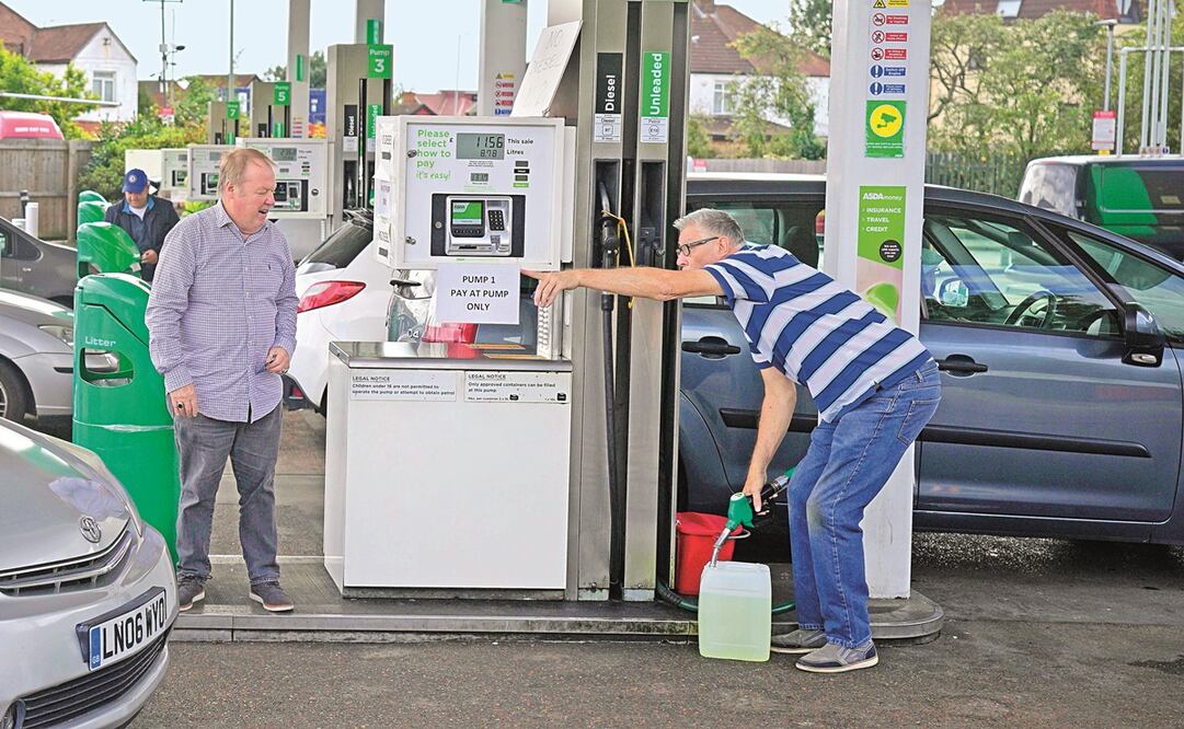 Personas llenan un bidón de gasolina en Londres. El precio de los energéticos ha aumentado en Europa de forma exponencial en las últimas semanas. Foto: Frank Augstein. AP