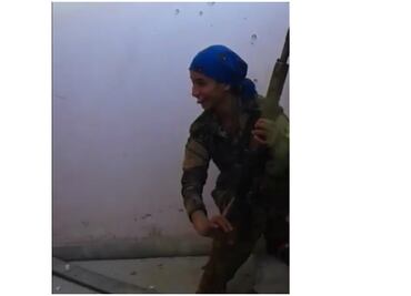 Video. Francotiradora kurda se salva por poco de bala del EI y luego ríe