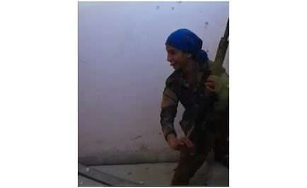 Video. Francotiradora kurda se salva por poco de bala del EI y luego ríe