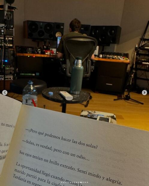 Cazzu regresa a las redes sociales, y entre las fotos que compartió está la de esta página del libro "El Huésped", de la escritora mexicana Ámparo Davila.