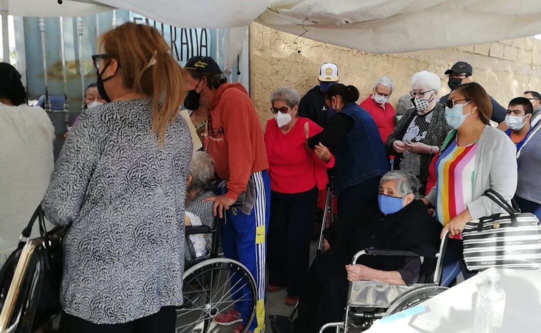Adultos mayores de 80 años en sillas de ruedas, andaderas y bastón, apoyados de sus familiares comenzaron llegar hasta con dos o tres horas de anticipación a su cita. Fotos: Gladys Navarro / EL UNIVERSAL