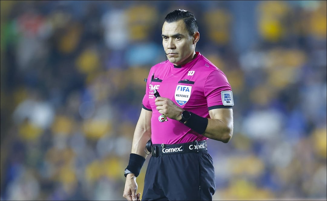 Marco Antonio Ortiz presumió un llavero del balón de la Copa del Mundo y otro del trofeo / Foto: Imago7