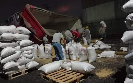Tren de carga embistió a tráiler cargado con sorgo en Orizaba