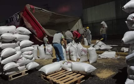 Tren de carga embistió a tráiler cargado con sorgo en Orizaba