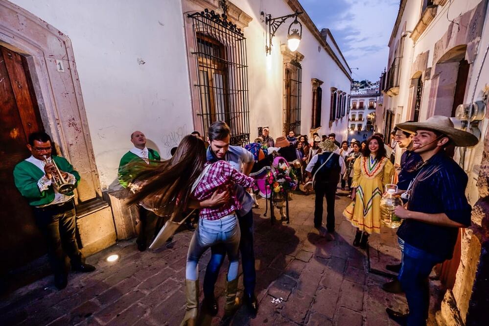 Las callejoneadas, acompañadas de música de banda y mezcal. (Foto: Cortesía Sectur Zacatecas) 