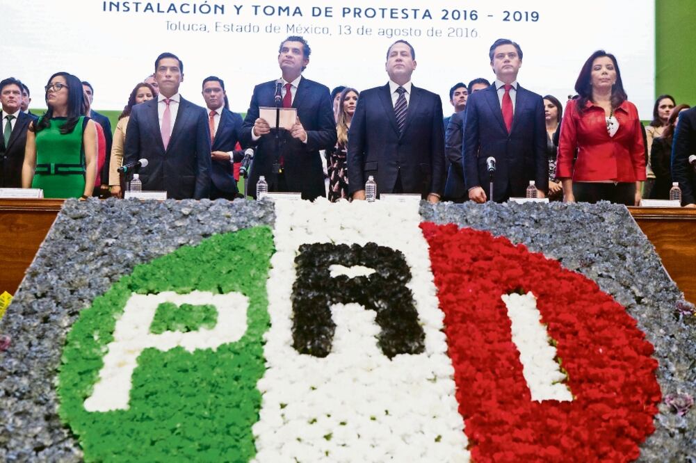 De izq. a der., Carolina Charbel, Carlos Iriarte, Enrique Ochoa Reza, Eruviel Ávila, Aurelio Nuño y Carolina Monroy, en la toma de protesta del CPE del PRI en Edomex (CRISTOPHER ROGEL. EL UNIVERSAL)