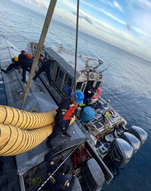 Hallan dos muertos y 2.6 toneladas de cocaína en narcosubmarino en Colombia