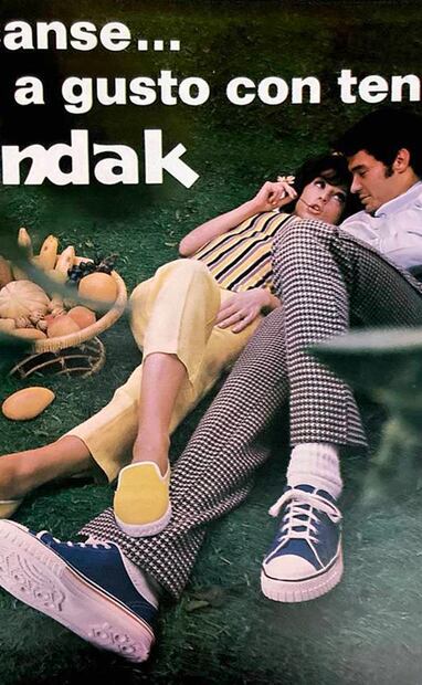 Accesorios que hoy damos por sentado, como tenis del color preferido por cada quien, llegaron al mercado en los años sesenta. Colección Villasana.