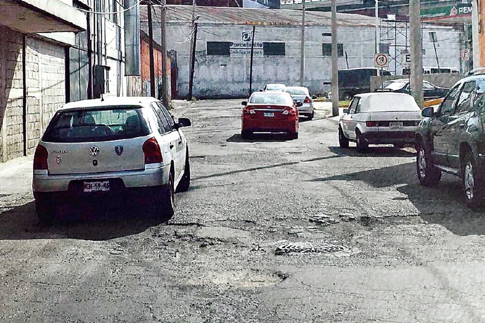 Al circular por las calles dañadas es casi imposible que los autos no caigan en alguno de los hoyos que se han hecho en el asfalto, pues hay baches a todo lo largo y ancho de las vías de este municipio (REBECA JIMÉNEZ. EL UNIVERSAL)