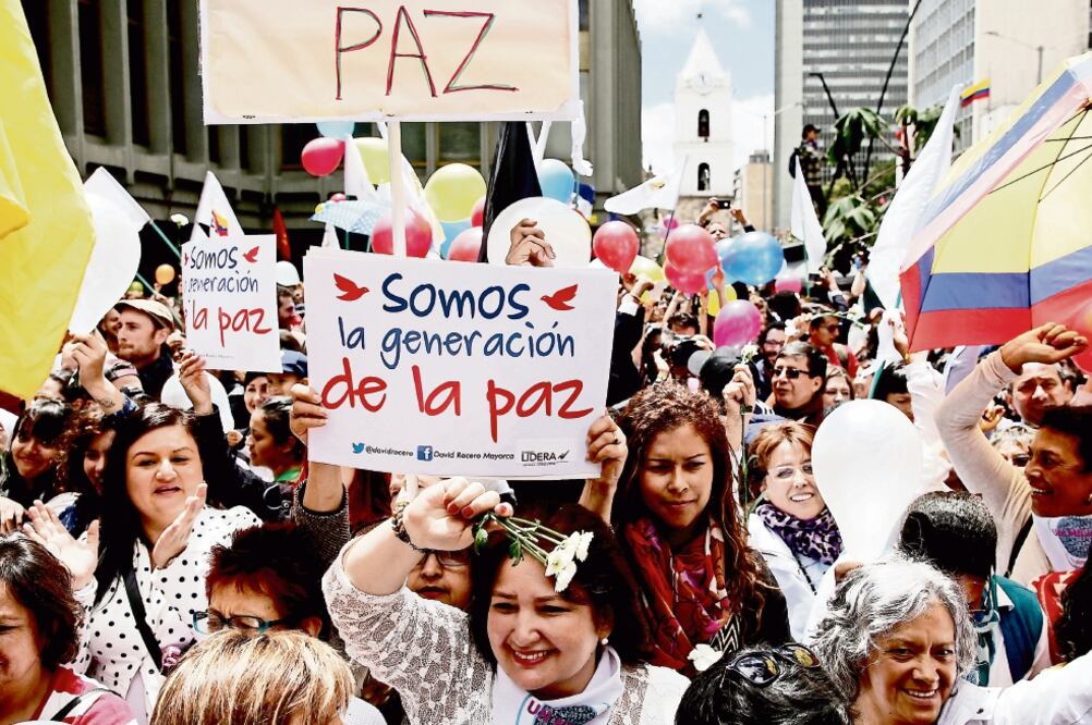 Cientos de personas celebraron ayer en Bogotá el acuerdo firmado en La Habana entre el gobierno colombiano y las FARC (LEONARDO MUÑOZ. EFE)