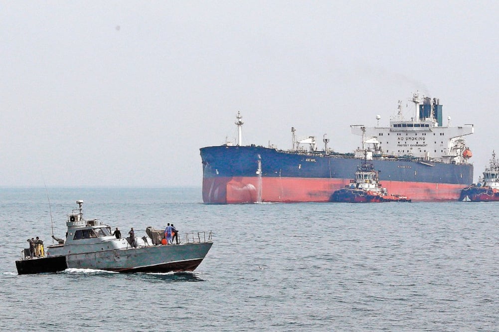 Un barco militar iraní patrulla cerca de petrolero Ar tavil, en la isla de Charag, en el golfo Pérsico. Foto/ABEDIN TAHERKENAREH. EFE