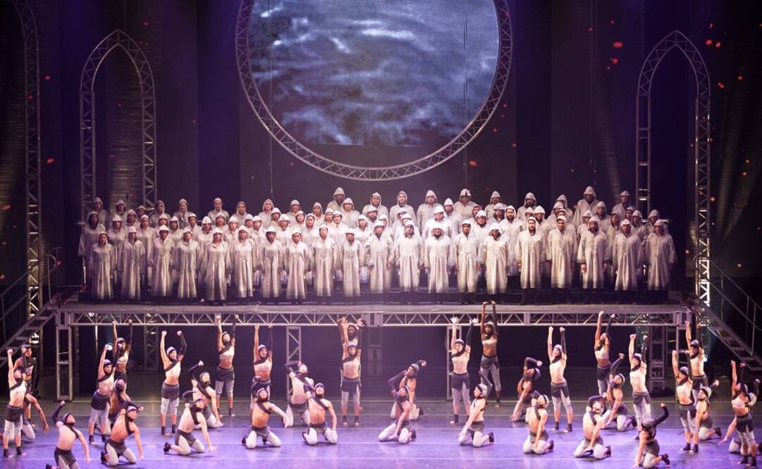 El espectáculo conjugó la danza, el canto y el video de manera armoniosa al muy particular estilo de la compañía de danza cubana. FOTO: Ivan Stephen/EL UNIVERSAL.