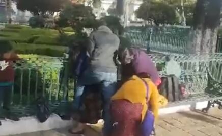 Mujer indígena da a luz en un parque en Chiapas; le niegan la atención en hospital y la regresan a su casa 