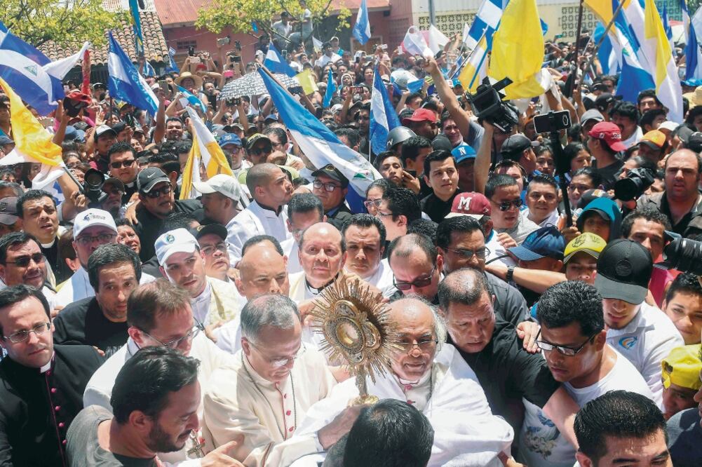 El cardenal Leopoldo Brenes, llevando en alto la Eucaristía, junto con otros obispos, caminó entre la gente de Masaya, durante una Jornada de Oración para exigir el fin de la represión en esta ciudad del sur nicaragüense. Foto: MARVIN RECINOS. AFP