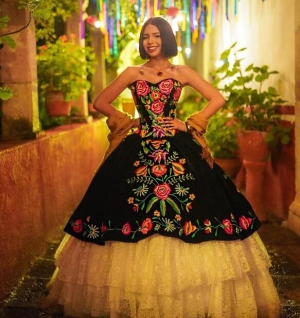 Los vestidos tradicionales mexicanos de Ángela Aguilar