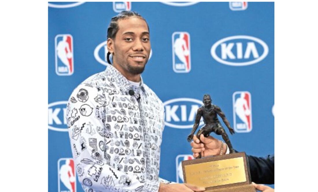 Kawhi posó con el galardón otorgado por la NBA (ERIC GAY. AP)