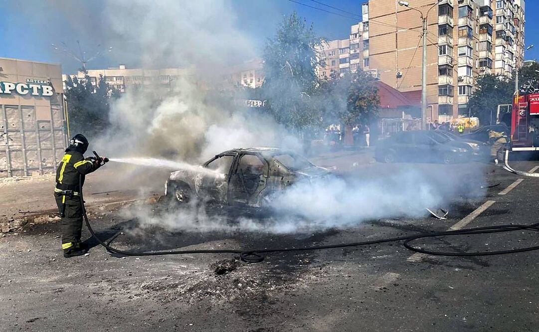 Bombero apagando un automóvil después de un reciente bombardeo de un ataque ucraniano en Belgorod. Foto: AFP