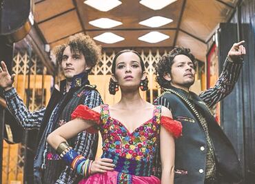 Monsieur Periné se abalanzan contra la corrupción en el Plaza Condesa