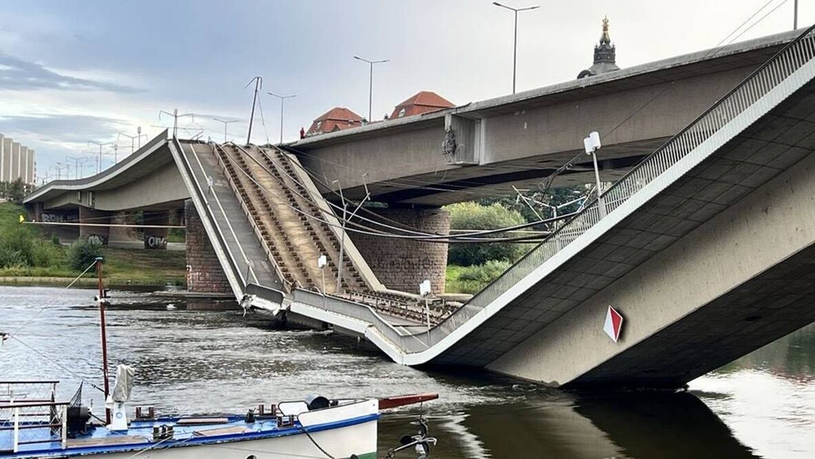 La caída del puente no sólo afectó el tráfico en la ciudad sino también el tráfico fluvial a través del Elba. Foto: X @B_Gunners21