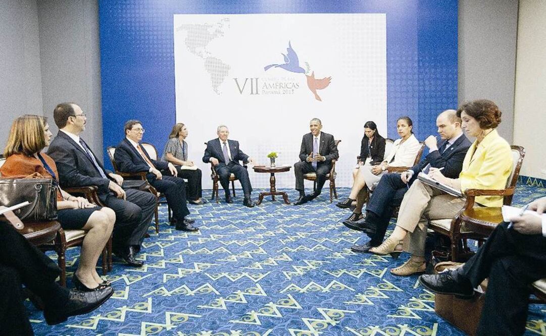 El presidente de Estados Unidos, Barack Obama, habla con su homólogo de Cuba, Raúl Castro (centro izq.), durante su encuentro en el marco de la Cumbre de las Américas celebrada el pasado 11 de abril en Panamá. (Foto: PABLO MARTÍNEZ MONSIVÁIS / AP)