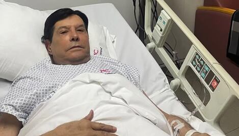 Pepillo Origel publica foto en cama de hospital, ¿por qué lo operaron?