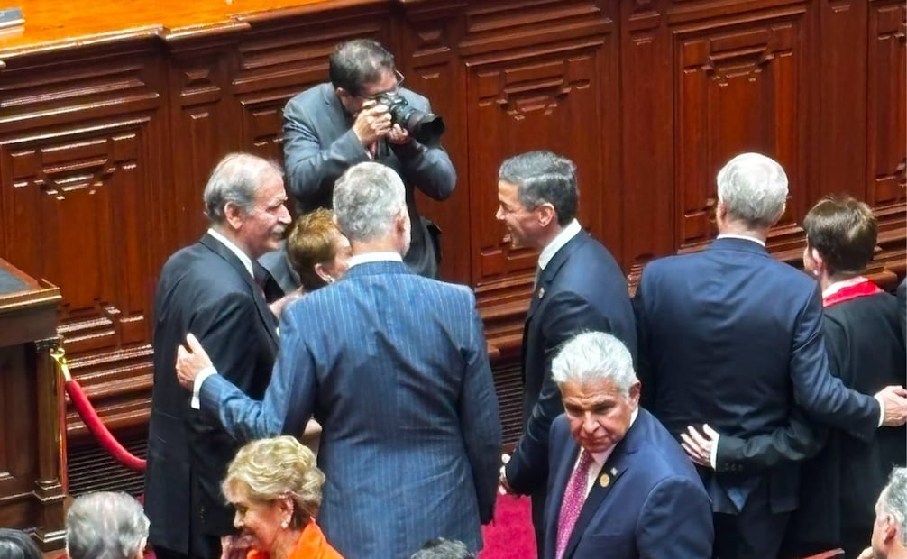 Vicente Fox, junto con su esposa Marta Sahagún, saluda a Felipe VI, rey de España, durante la toma de protesta de Keiko Fujimori como presidenta de Perú. FOTO: Especial