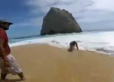 Captan en video cuando olas arrastran a turistas en Arco de Cabo San Lucas