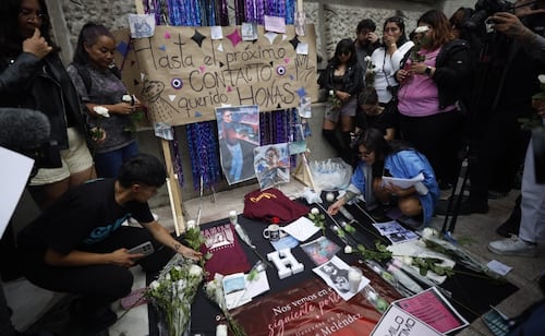 Fans de Camilo Séptimo se reúnen en el Ángel de la Independencia; recuerdan a Jonathan Meléndez tras asesinato