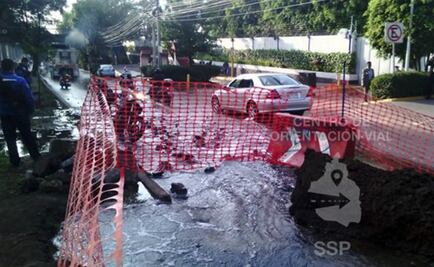 Fuga de agua afecta circulación en Periférico