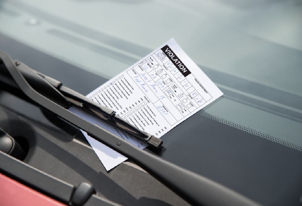 Multan a mujer con 6.7 millones de dólares por estacionarse mal; ofrece pagarlo en efectivo