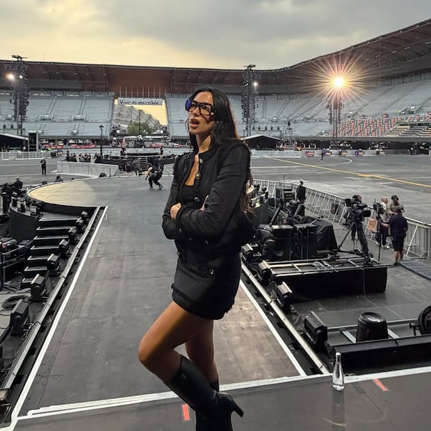 Mini vestido negro: lencería con un giro parisino. Foto: Instagram @dualipa