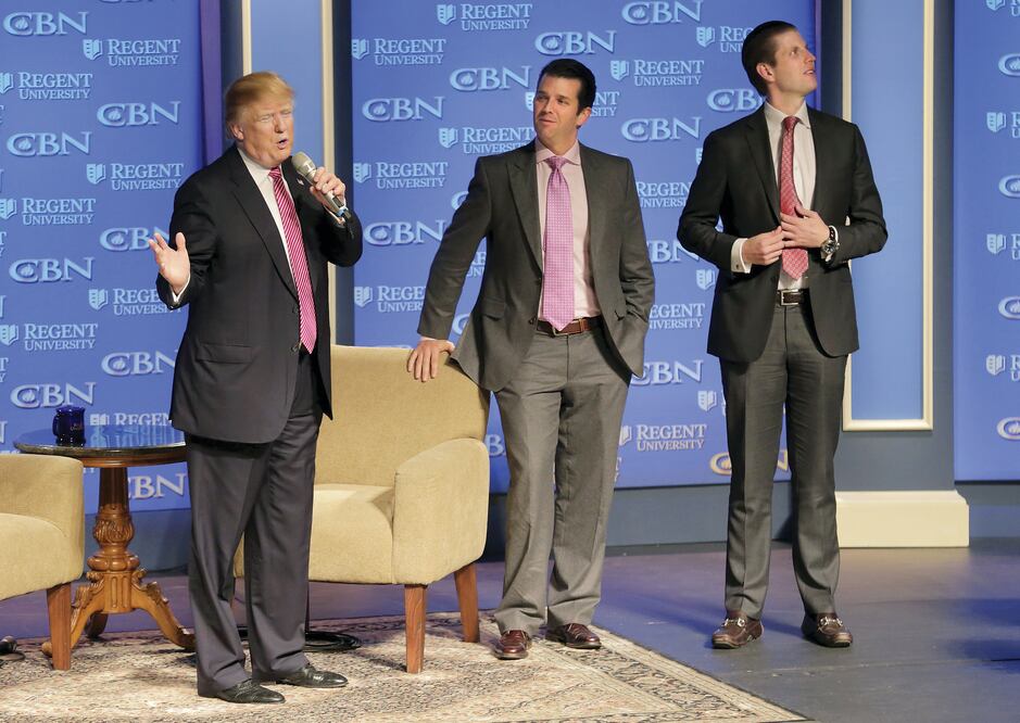 El aspirante presidencial republicano Donald Trump con sus hijos, Donald Jr. (centro) y Eric, en un evento de campaña realizado ayer en la Universidad Regents, en Virginia Beach, Virginia (JOSHUA ROBERTS. REUTERS)