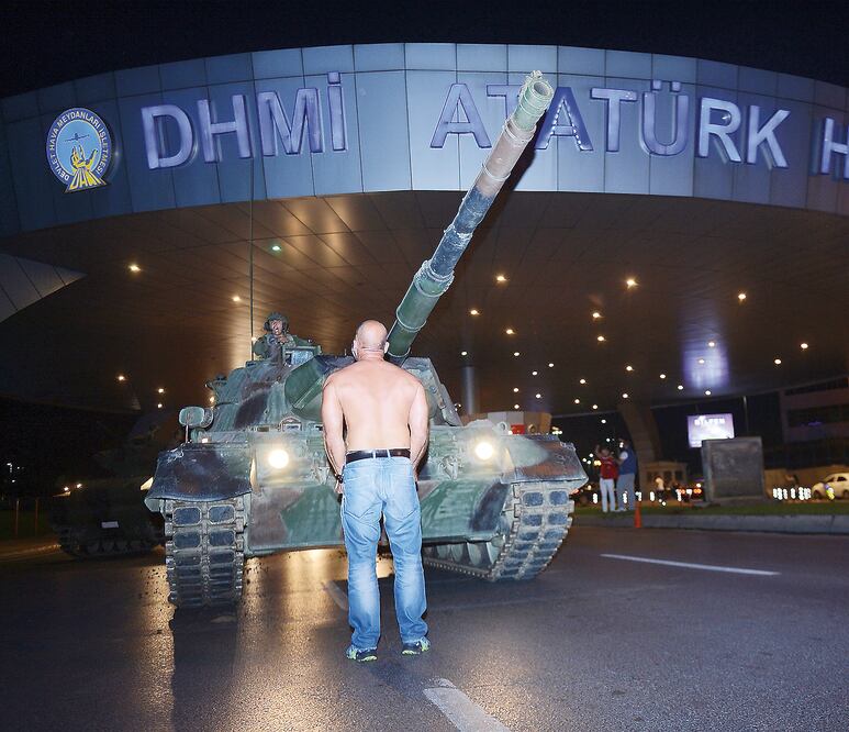 Turquía encaró la noche del viernes un intento de golpe de Estado que, según versiones, habría sido derrotado por la presión de la población que se lanzó a las calles para enfrentar a los grupos militares (ISMAIL COSKUN. AP)