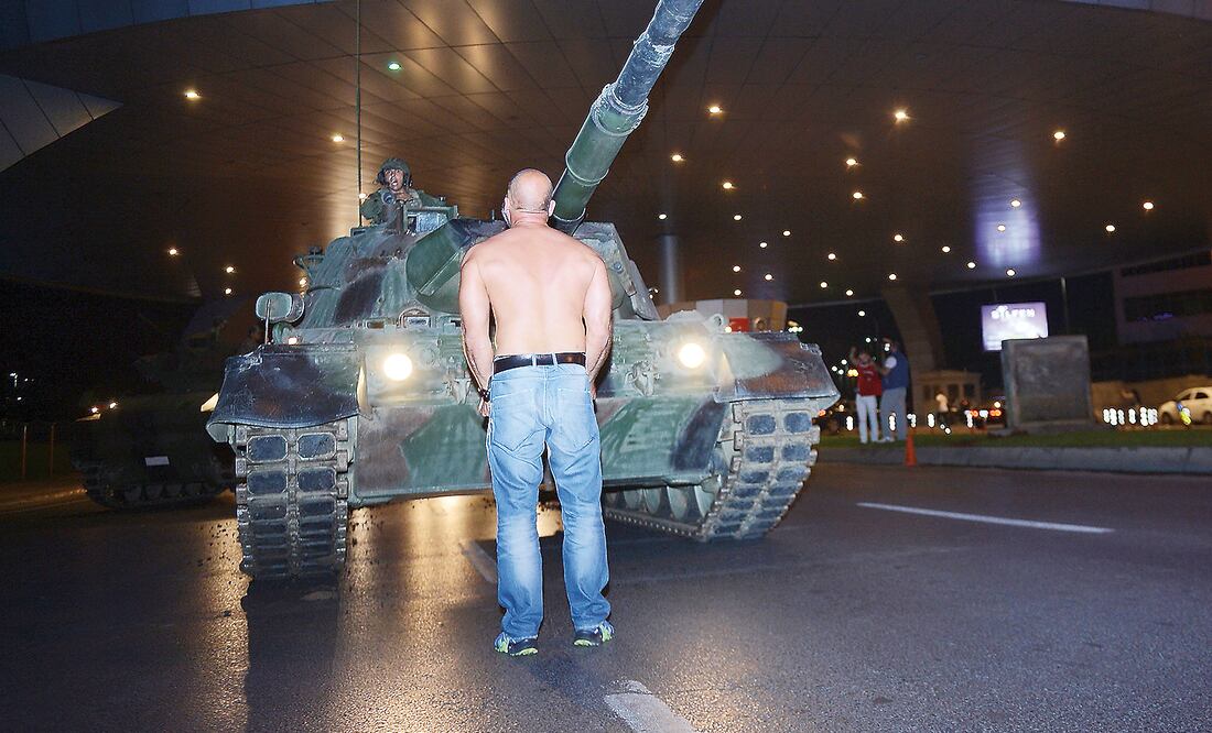 Turquía encaró la noche del viernes un intento de golpe de Estado que, según versiones, habría sido derrotado por la presión de la población que se lanzó a las calles para enfrentar a los grupos militares (ISMAIL COSKUN. AP)