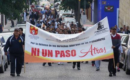 Marchan trabajadores de salud en Oaxaca