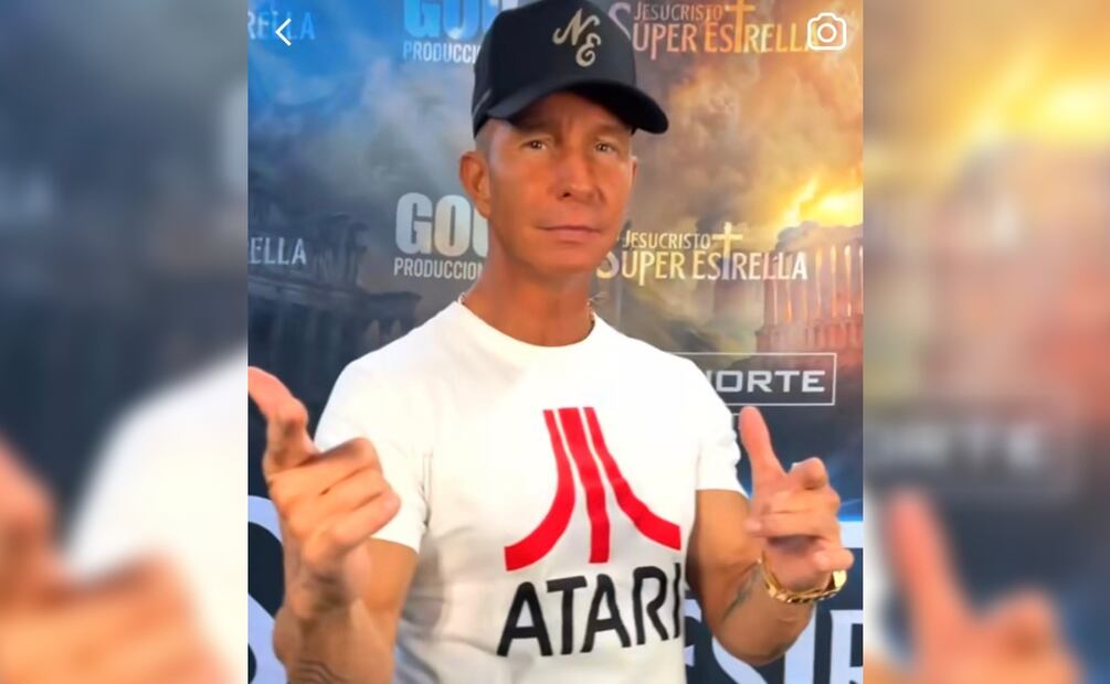 Se le va la mano a Erik Rubín y enseña sus grandes bolas al público