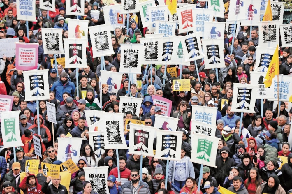 Miles de migrantes y personas que los apoyan se manifestaron ayer cerca del Capitolio de Wisconsin. Foto: STEVE APPS. AP