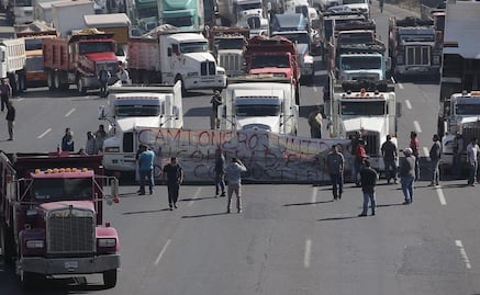 Sigue bloqueo en autopista México-Querétaro